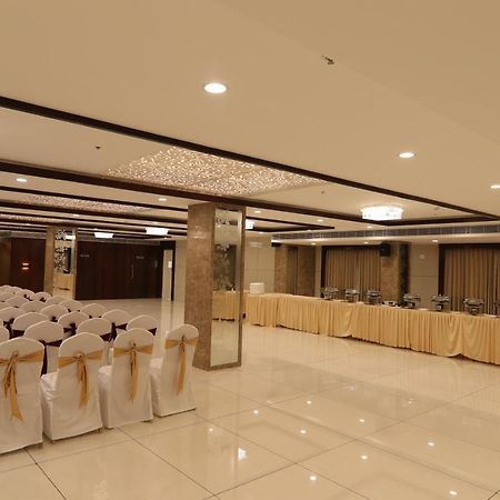 Sri Sri Sri Hotel Khammam エクステリア 写真