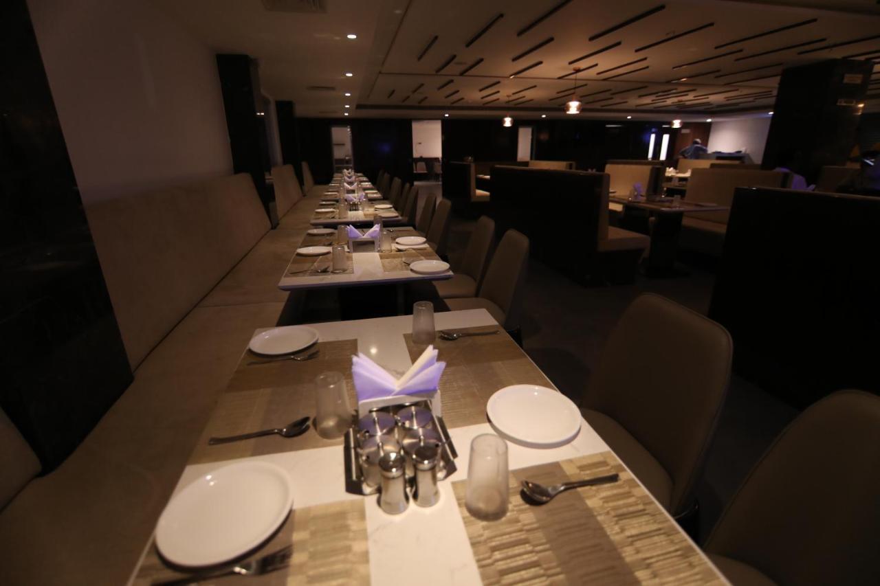 Sri Sri Sri Hotel Khammam エクステリア 写真