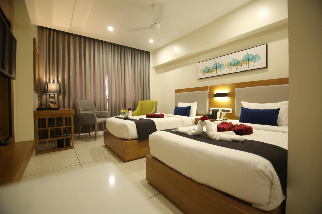 Sri Sri Sri Hotel Khammam エクステリア 写真