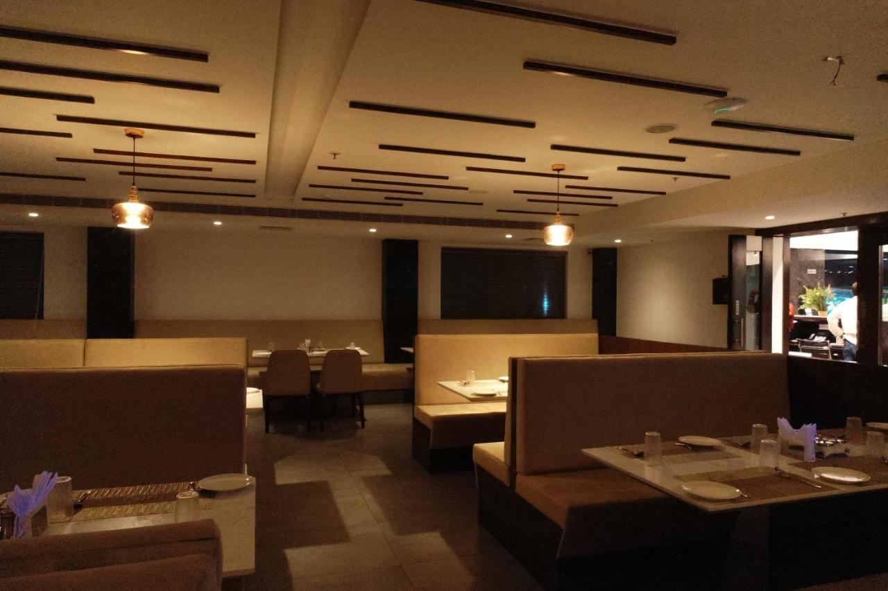 Sri Sri Sri Hotel Khammam エクステリア 写真