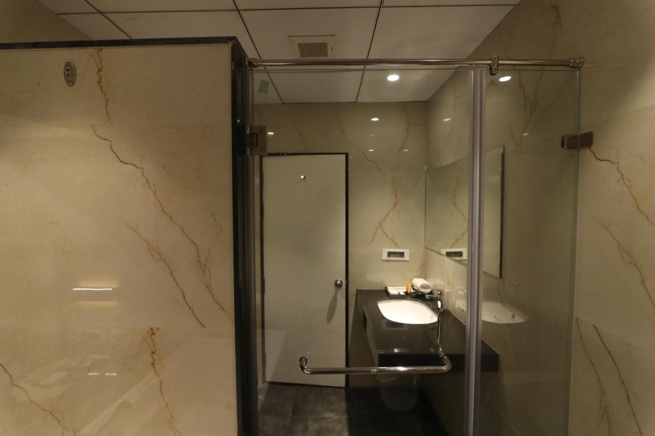 Sri Sri Sri Hotel Khammam エクステリア 写真