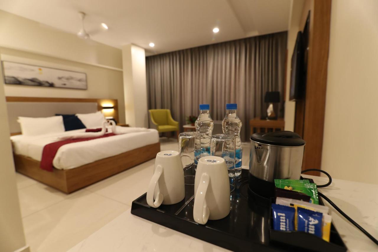 Sri Sri Sri Hotel Khammam エクステリア 写真