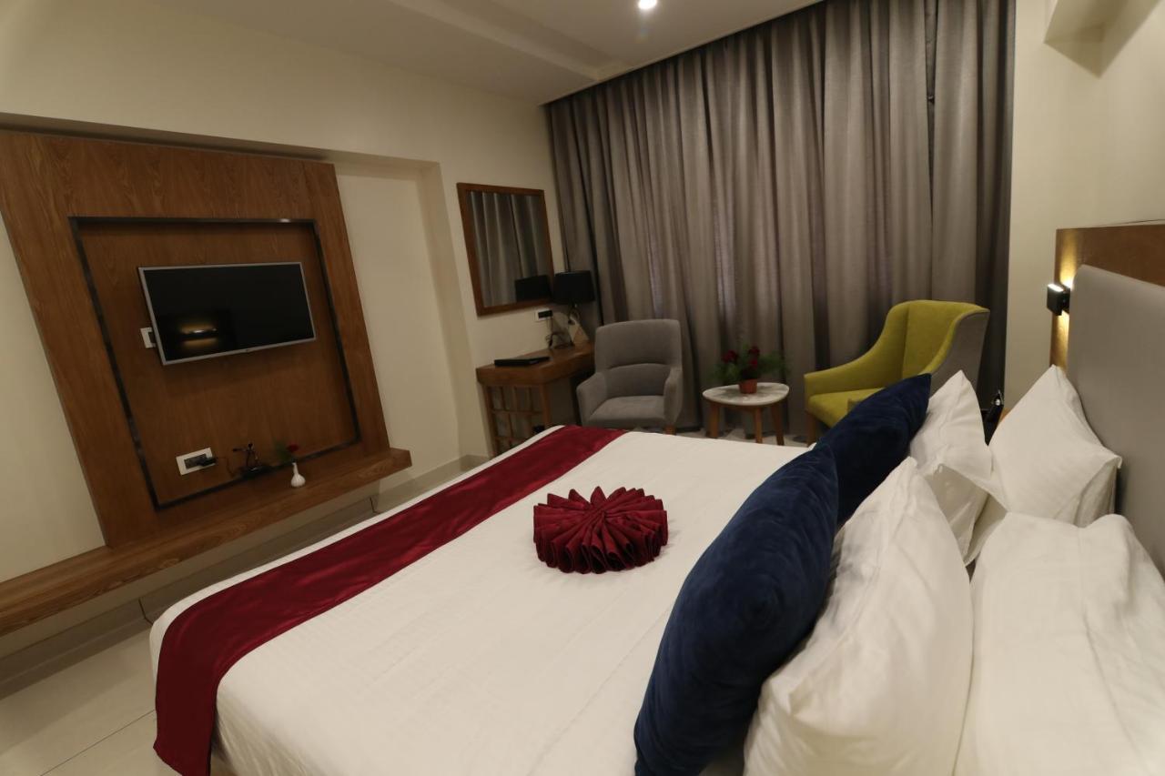 Sri Sri Sri Hotel Khammam エクステリア 写真