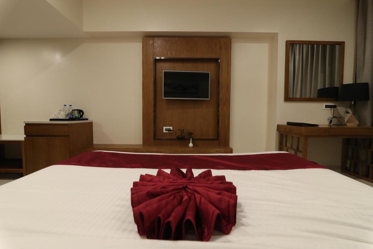 Sri Sri Sri Hotel Khammam エクステリア 写真