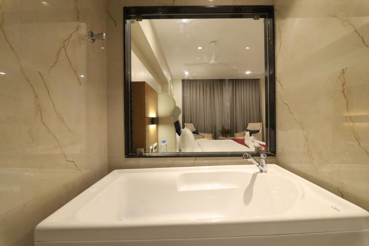 Sri Sri Sri Hotel Khammam エクステリア 写真