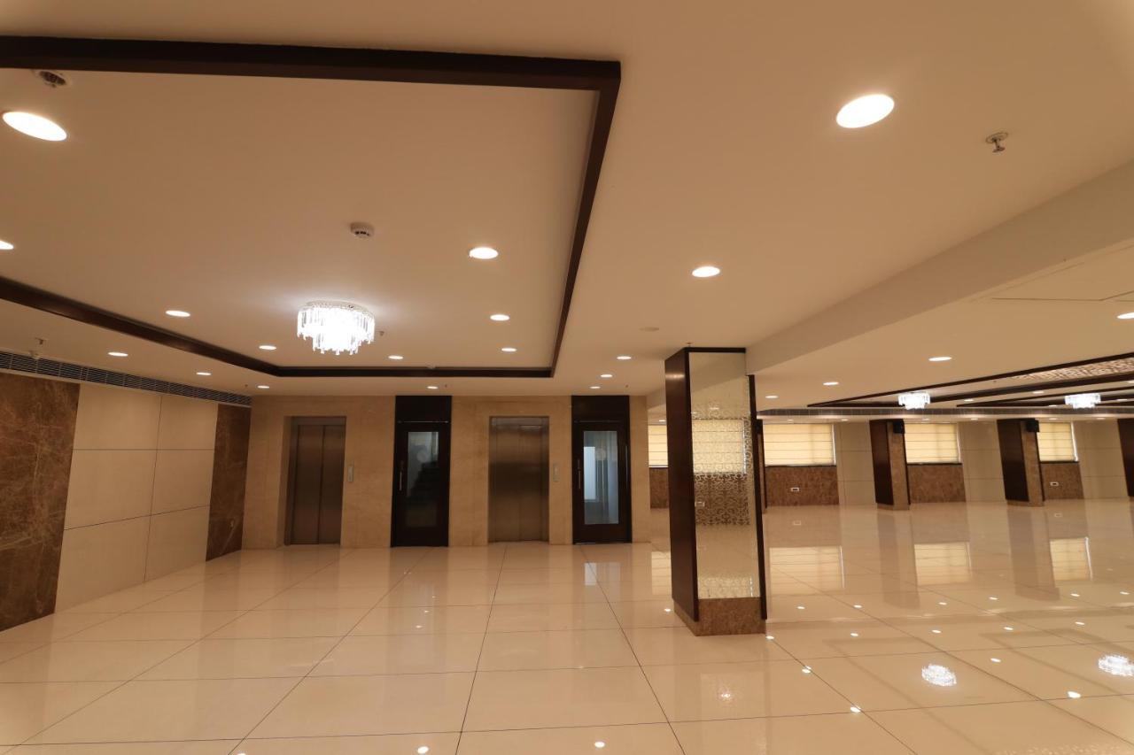 Sri Sri Sri Hotel Khammam エクステリア 写真