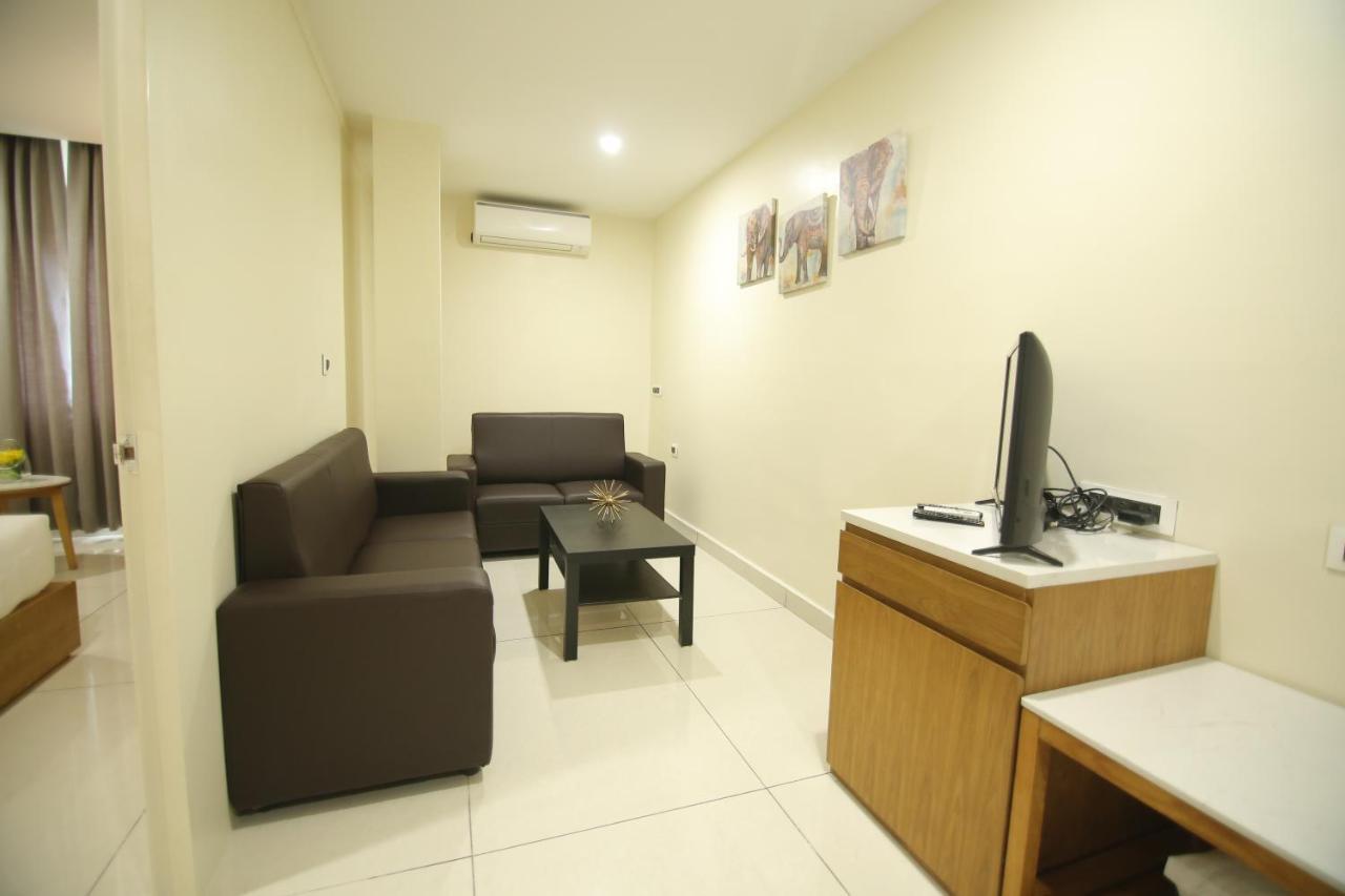 Sri Sri Sri Hotel Khammam エクステリア 写真