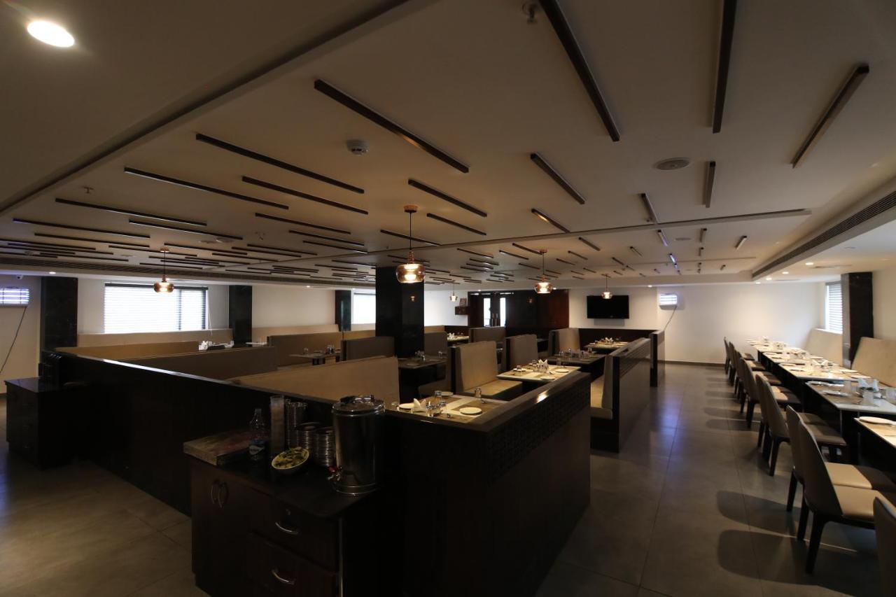 Sri Sri Sri Hotel Khammam エクステリア 写真