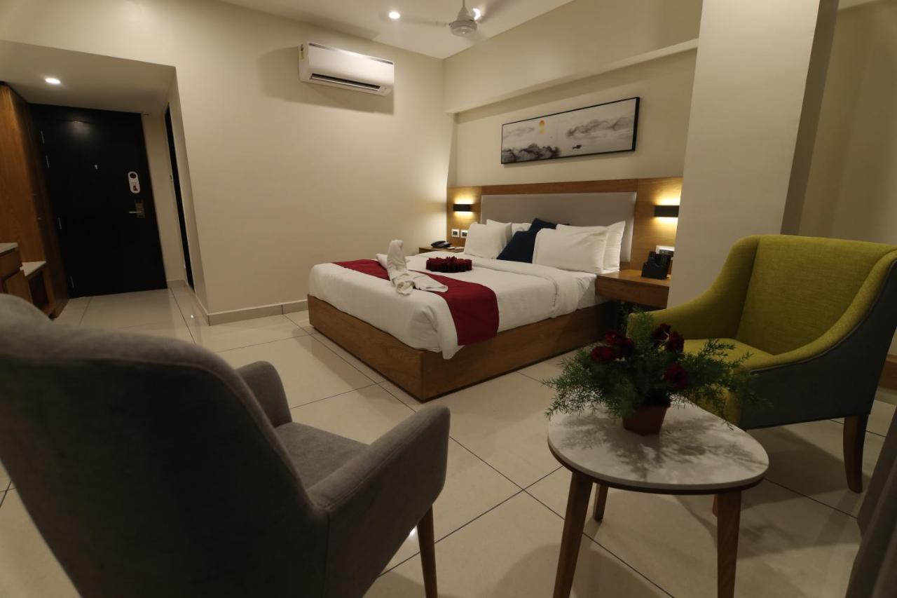 Sri Sri Sri Hotel Khammam エクステリア 写真