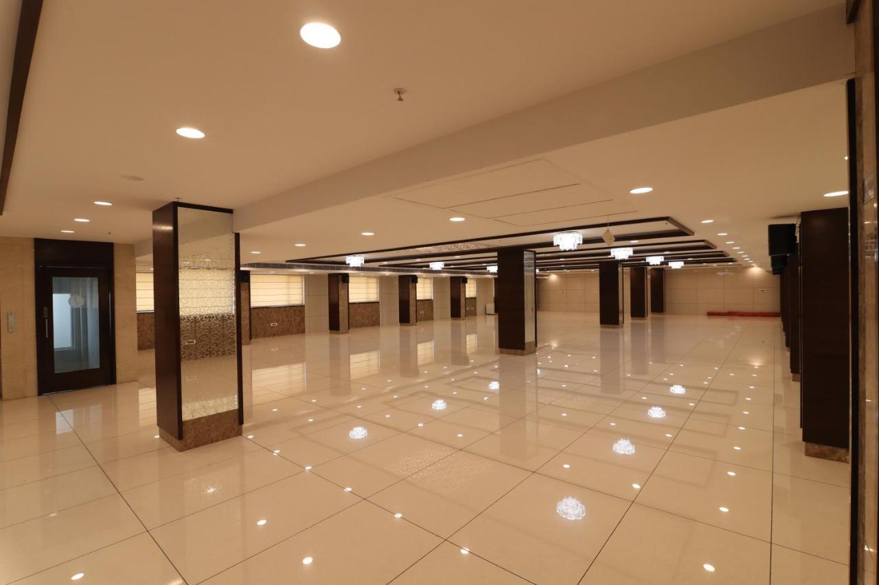 Sri Sri Sri Hotel Khammam エクステリア 写真