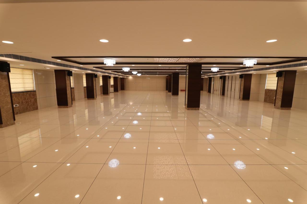 Sri Sri Sri Hotel Khammam エクステリア 写真