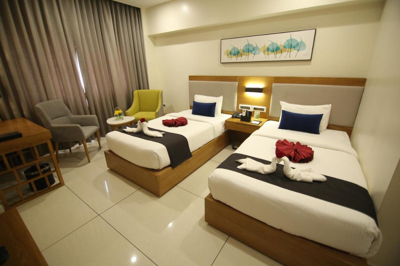 Sri Sri Sri Hotel Khammam エクステリア 写真