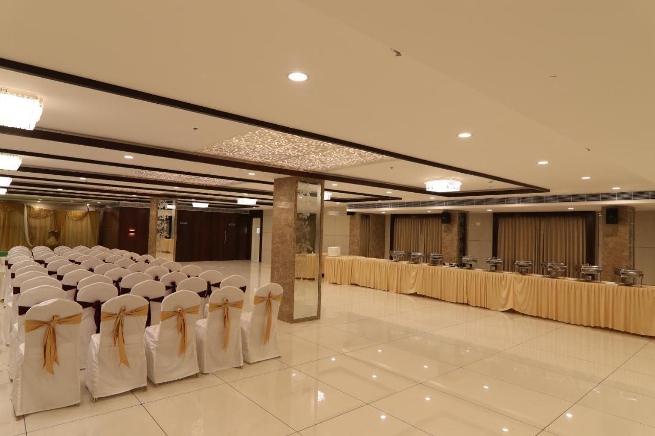 Sri Sri Sri Hotel Khammam エクステリア 写真