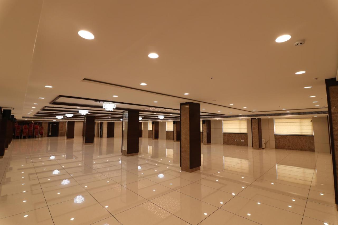 Sri Sri Sri Hotel Khammam エクステリア 写真