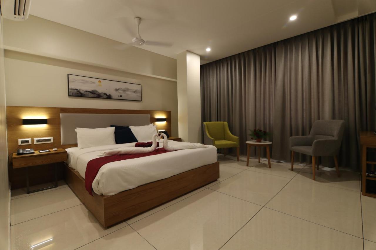 Sri Sri Sri Hotel Khammam エクステリア 写真