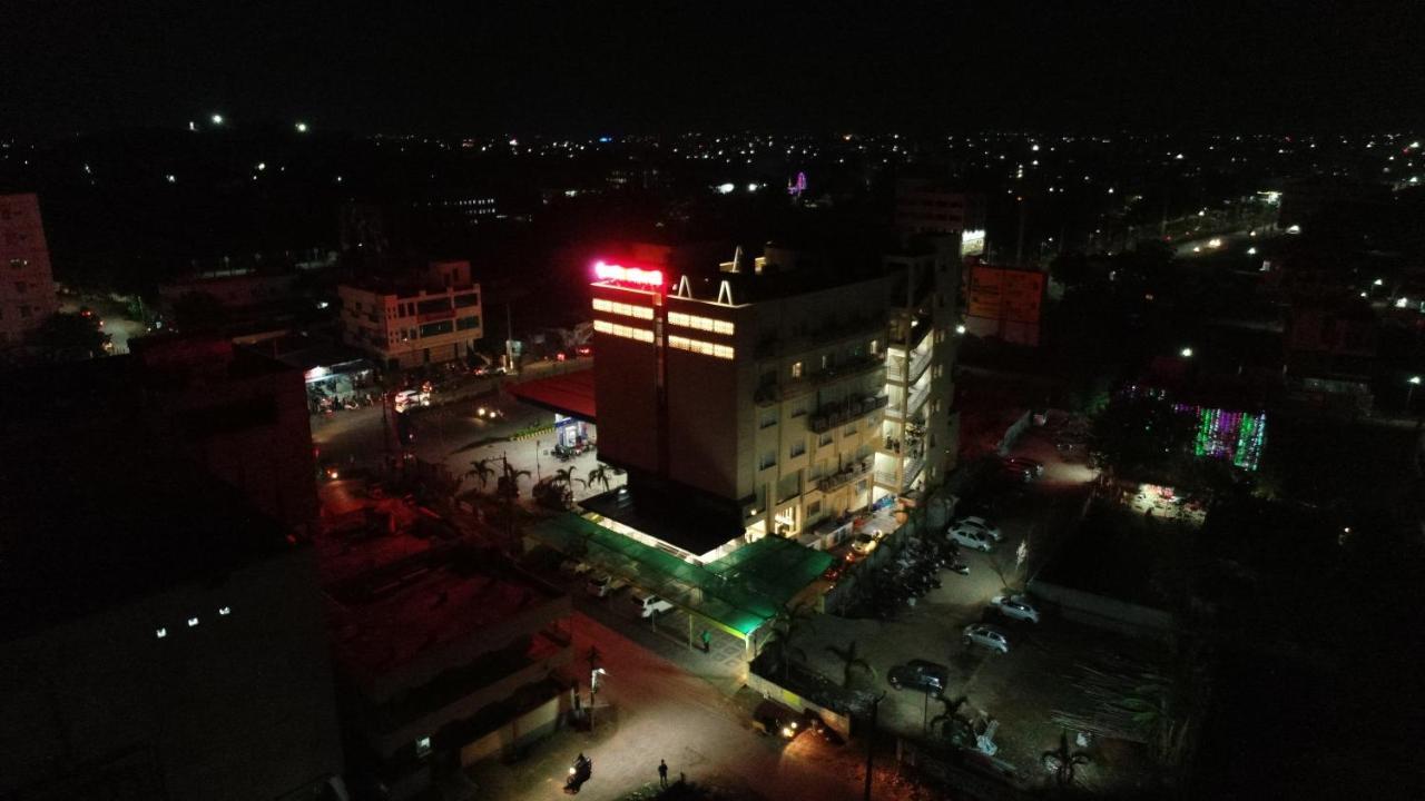 Sri Sri Sri Hotel Khammam エクステリア 写真