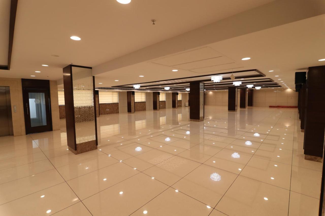 Sri Sri Sri Hotel Khammam エクステリア 写真